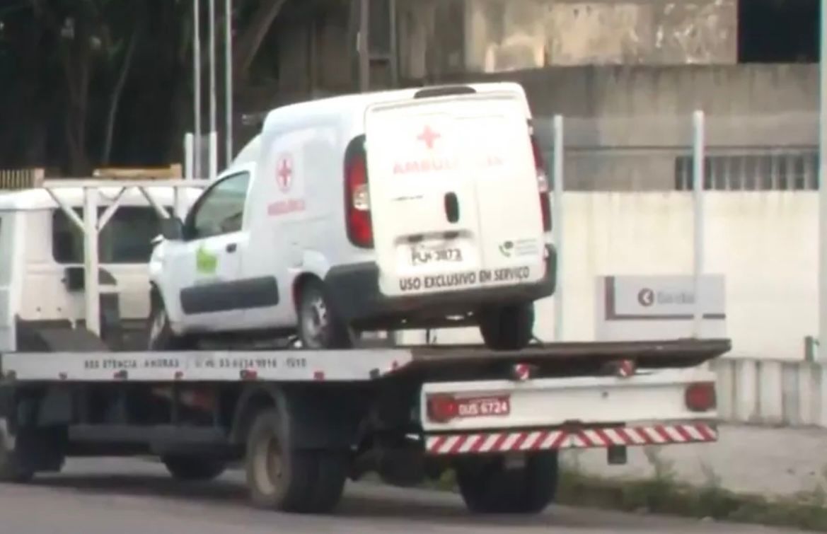 AMBULÂNCIA QUE TRANSPORTAVA PACIENTE E CARRO DE PASSEIO COLIDEM EM CRUZAMENTO DE FEIRA DE SANTANA, NA BA