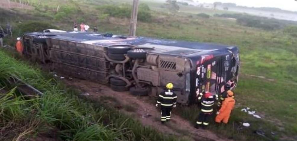 CANTOR DEVINHO NOVAES FICA FERIDO EM ACIDENTE COM ÔNIBUS DA BANDA EM ALAGOAS; SAXOFONISTA MORREU