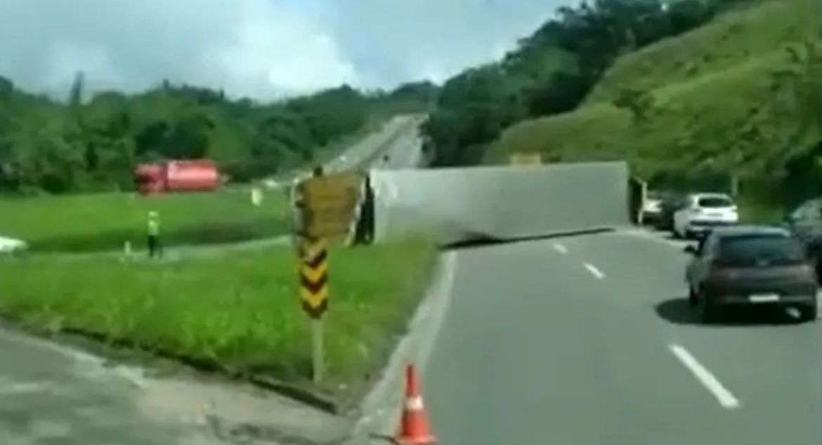 CAMINHÃO DO CORREIOS FICA ATRAVESSADO NA PISTA APÓS TOMBAR NA VIA PARAFUSO, EM CAMAÇARI