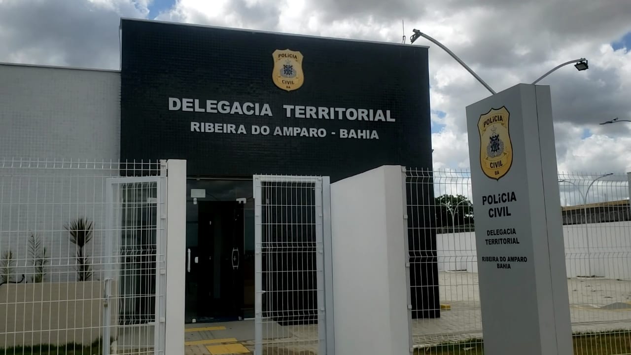 FORÇA TOTAL: DUPLA É PRESA COM ARMAS DE FOGO E CHEQUE AVALIADO EM MAIS DE R$ 1 MILHÃO QUANDO TRANSITAVAM EM CARRO SEM PLACA, EM RIBEIRA DO AMPARO-BA