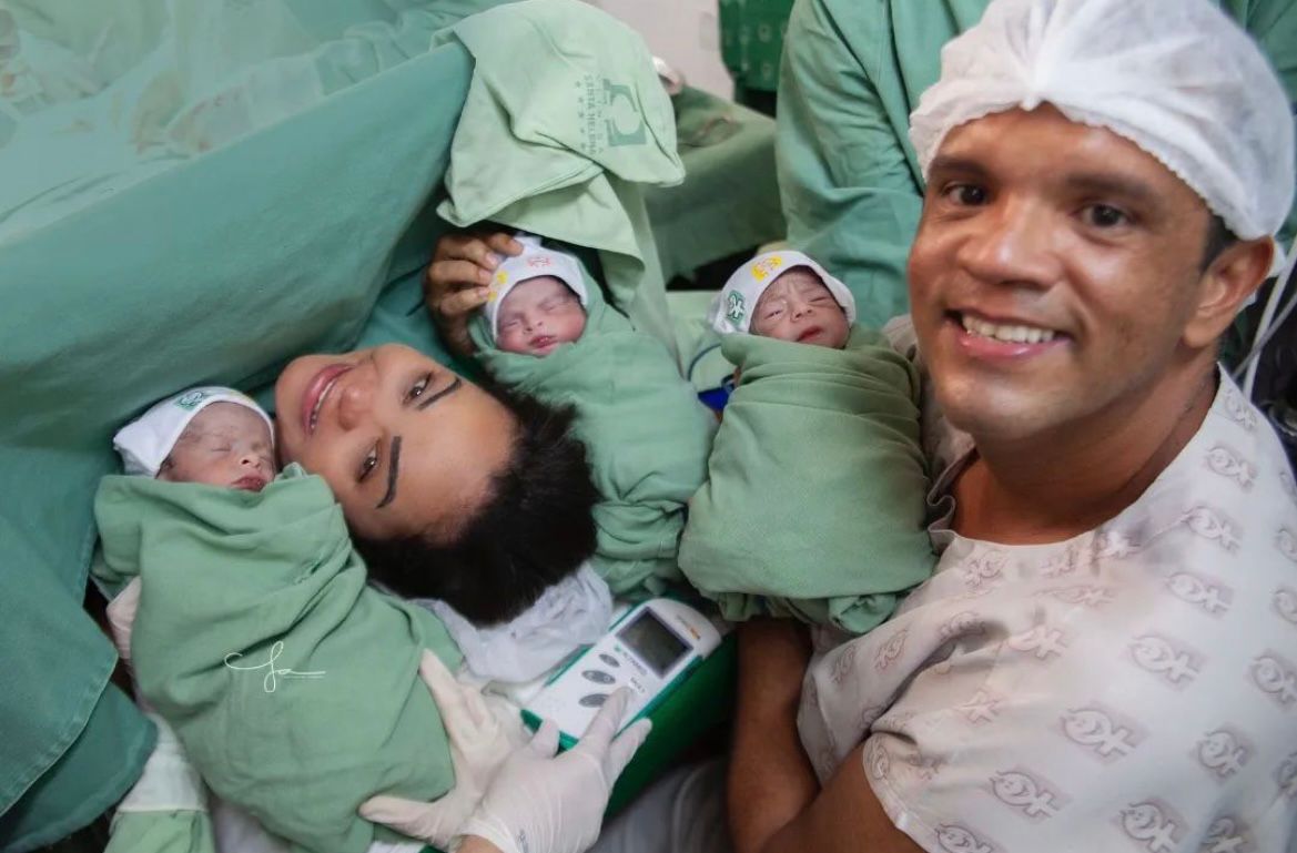 APÓS DAR AS BOAS-VINDAS A TRIGÊMEOS, PAI CONTA COMO ESTÁ A ROTINA COM OS BEBÊS: "30 FRALDAS POR DIA"