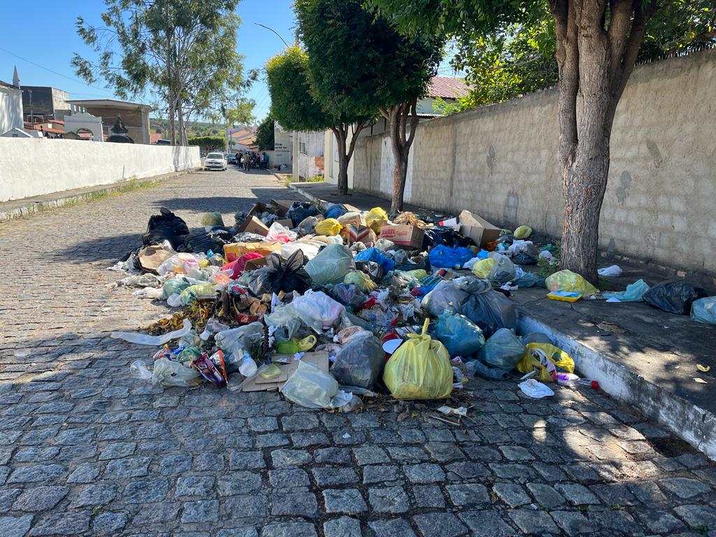 LIXO NAS RUAS DA CIDADE DE RIBEIRA DO AMPARO-BA.