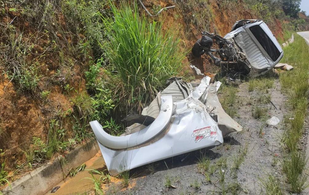 MOTORISTA SAI ILESO E CAMINHONETE FICA DESTRUÍDA APÓS BATER EM CAMINHÃO NO EXTREMO SUL DA BAHIA