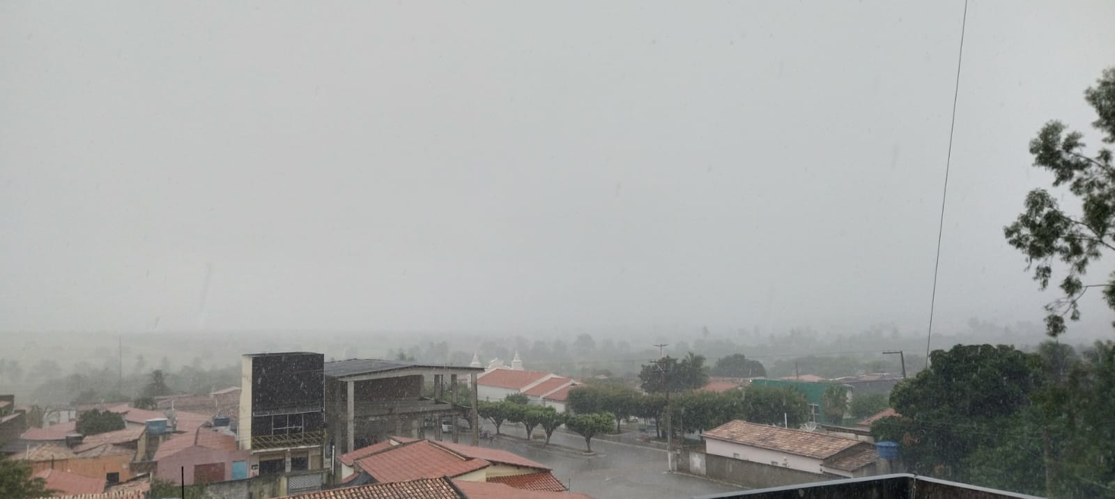 RIBEIRA DO AMPARO SEGUE COM TEMPO INSTÁVEL, E CHUVA FORTE.